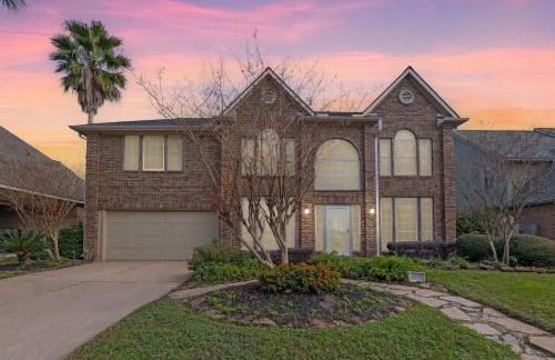 Gorgeous 6BR 3 5 Bth Home with Pool and Game Room - Photo 4