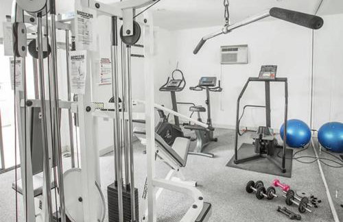 Skyline Escape 1-Bedroom with Balcony and Roof-Top Pool - Foto 20