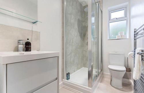 Modern 4 Bed house Ideal for Groups, Contractors near City Airport & O2 Arena, free parking & Wifi included - Foto 21