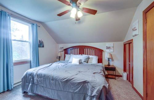 Explore the Poconos! Cozy Creekside Cabin with Patio - Foto 12