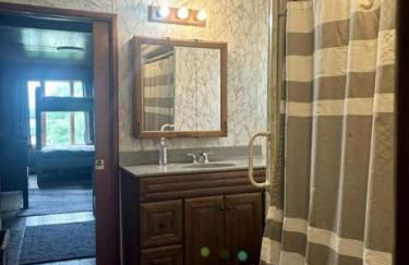 Embrace Nature in this Breathtaking Cottage in Portage Lake, Maine - Foto 35