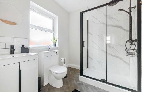 Lovely 2 Bedroom House - Free Parking - Accommodation near QMC Hospital & University of Nottingham - Suitable for Short Stays & Long Stays - Photo 2