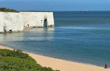 Broadstairs Beach Holiday Apartments, opposite Kingsgate Bay with a parking space - Photo 2