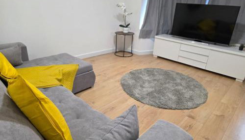 Spacious 3BR House for Contractors & Work Stays - Photo 2