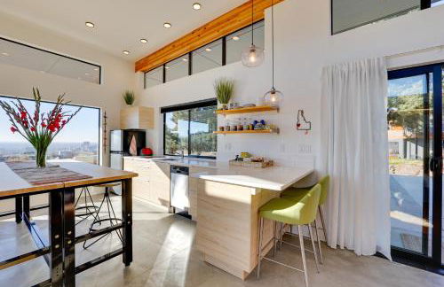 Luxe, Modern Studio with Sweeping City Views! - Foto 6
