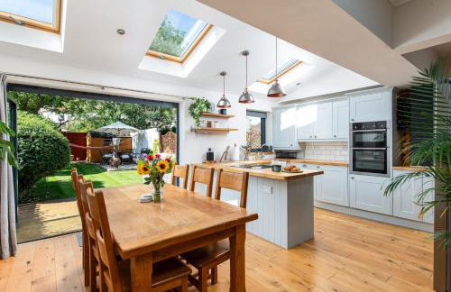 Charming Family Home with Stoves, Garden & Parking - Foto 1