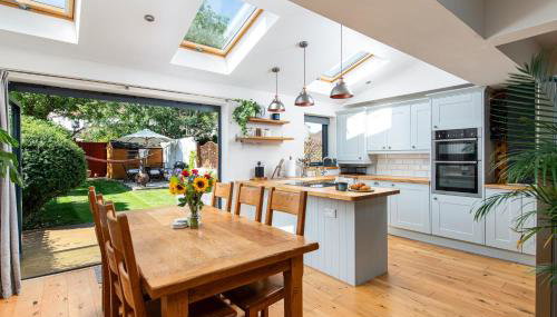 Charming Family Home with Stoves, Garden & Parking - Foto 1