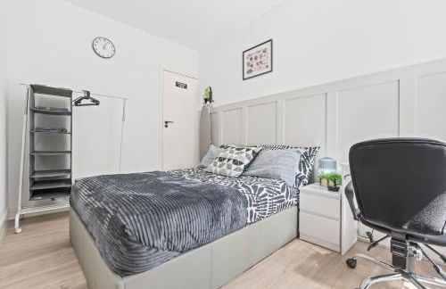 Free Parking ,Modern 4 bedrooms 10min from Birmingham city centre ideal for contractors ,Groups and Families - Photo 49