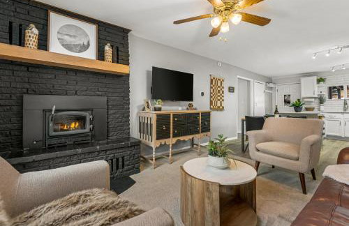 Cozy Riverfront Cabin with Fireplace & Deck - Foto 12