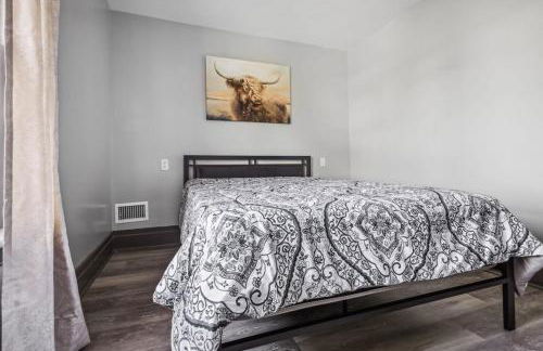 THE 1023 With Private Yard & Parking, Near Falls & Casino by Niagara Hospitality - Foto 36