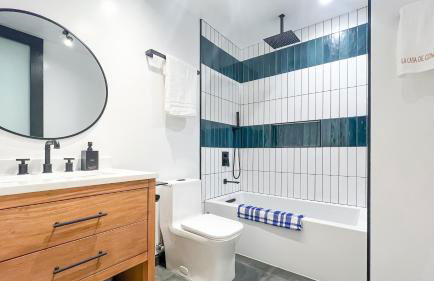 NEW Luxury Concrete Home Just Minutes from the Beach - Foto 20