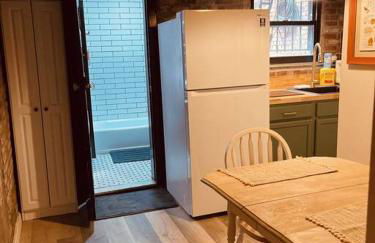 1850s historic Row House 7min train to NYC with private backyard - Foto 30