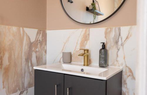 Luxuriou 5 Bedroom House By Homebird Property Management Short Lets & Serviced Accommodation Leeds With Private Parking & Free WiFi - Foto 33