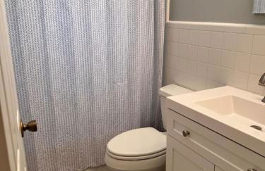 Cozy Stay Near DT with Deck and Yard - Foto 15