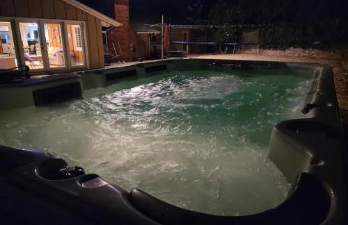 Westside Retreat w Yard, Grill, Hot Tub, Near Sofi Stadium, LAX, and the Beach - Foto 35