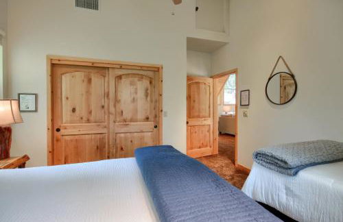 Rivercrest Lodge with Hot Tub-Pool Table-Firepit - Foto 15