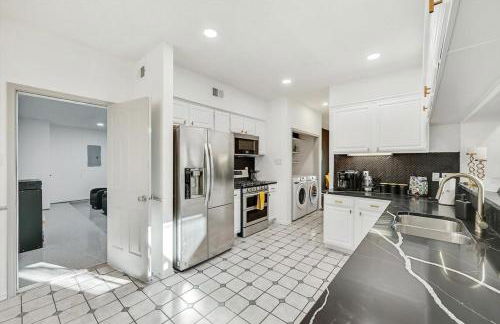 Glamorous 4BR 2,5BA Holiday Home with Pool, Game Room & Fire Pit - Foto 31