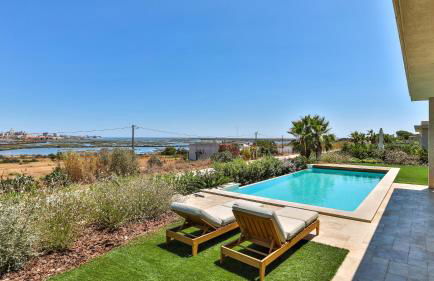 Brand New Waterfront Villa with pool - Foto 1