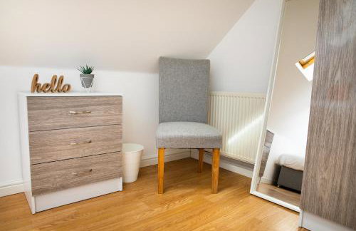 Modern and Spacious Home From Home 1 mile from M1 - with Netflix, Prime Video, PS5, free parking, superfast WiFi, BBQ - Sleeps 11 - By Brightleap Apartments - Foto 37