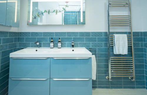 Modern 4-Bed Home Spacious & Comfortable - Pass the Keys - Foto 29