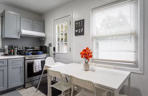 Entire 3bdr home w/parking, backyard, FirePit, BBQ - Foto 9