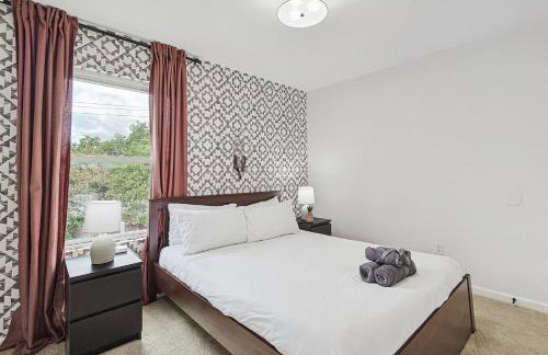 5BR w Backyard Paradise Pool Cinema Games - Foto 32