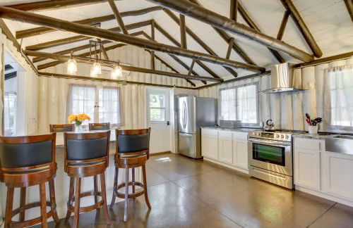 Lakefront Motley Cabin with Private Deck and Dock! - Foto 9