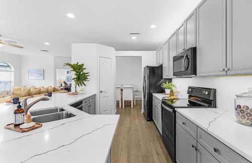 Relax, Play & Unwind in Paradise! Poolside Fun & Resort Vibes - Villa Sail Away - Foto 19