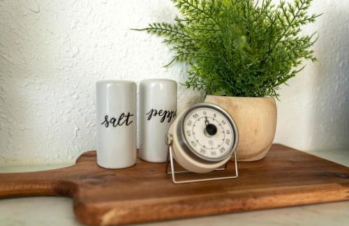 Cozy 2 Bedroom Home, Private Backyard with Hot Tub - Foto 13