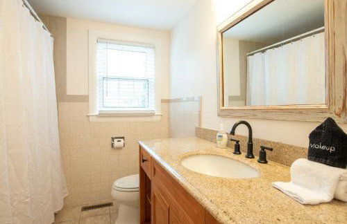 Stellar Home with Hot Tub & Movie Room - Foto 24