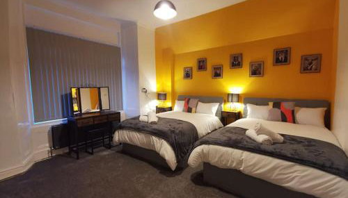 Spacious & comfy 4 bed house, 6 Beds, Free Private Parking & Wifi - Foto 4