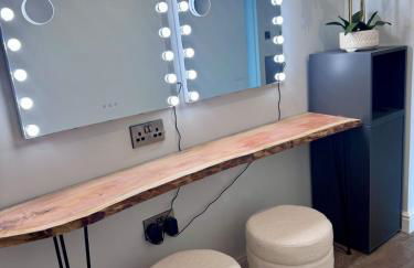 Central 2-Bed Apartment with Balcony & Parking - Foto 8