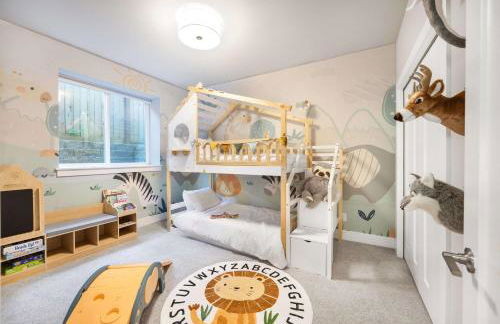 Modern Kirkland 4BR Family Oasis Kids Paradise - Photo 8