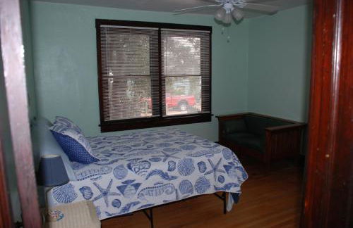 Old Time Beach Front Cottage - The Beach is your Backyard! Pet Friendly cottage - Photo 11