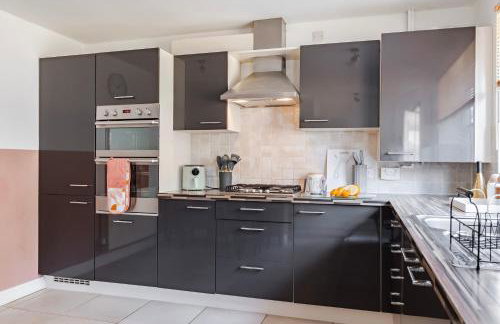 Stylish 5Bedroom Getaway in Quiet Mildenhall Area - Photo 9