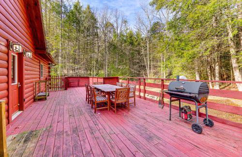 15 Mi to Snowshoe Resort Cabin with Deck and Fire Pit - Foto 1