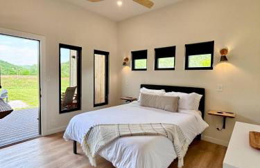 Three Suns Full Rental | 8 Cabins | Views | River - Foto 15