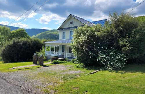 BaseCampWV-Durbin. Spacious 4 bedroom house w/yard - Foto 1