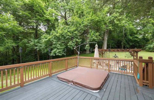 Hillside Hot Tub Hideaway! King Bed / Fire Pit - Foto 48