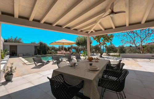 Mediterranean Oasis Seaside Villa with Pool - Foto 45