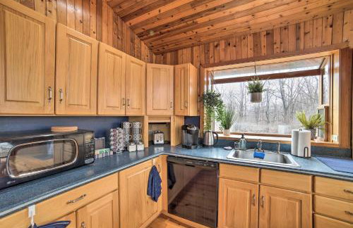 Grand Escape w/ Deck, Game Room, Nature View! - Foto 18