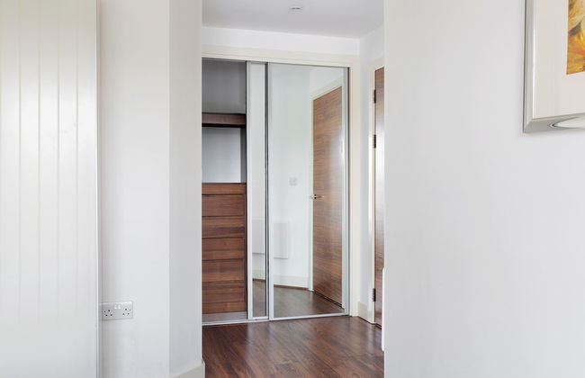 Sophisticated 2 Bed Flat with Balcony in Acton - Foto 23