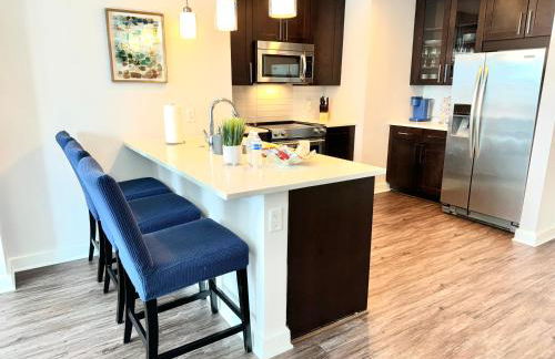 Skyline Retreat Penthouse, Top Floor, Year round Pool, City View! - Foto 25