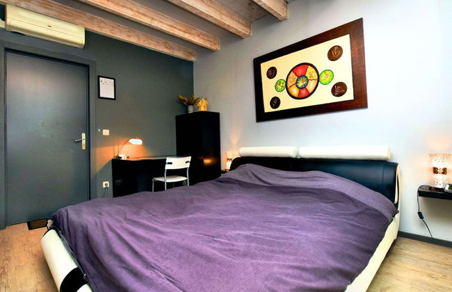 Beautiful Villa with Heated Outdoor Pool, Sauna, Hot Tub in Forest - Photo 4