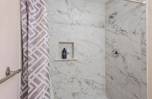 Ground Floor 2 Bdrm King Condo Close to Beach - Foto 20