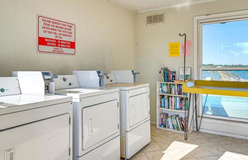 Waterfront Gem with Balcony in Garden City - Foto 19