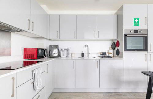 Stylish & Comfortable Top-Floor Flat in Harrow - Photo 2