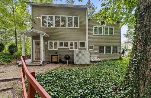 Cottage with Private Lake Access! Short distance to town - Foto 5