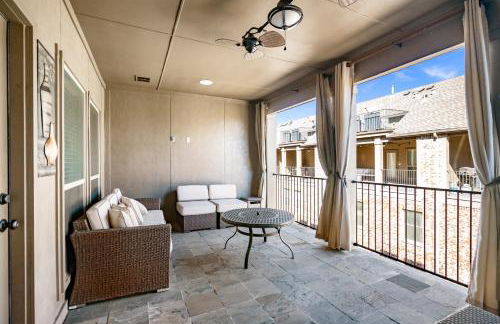 Luxury & Highly furnished upscale w Patio & Garage - Foto 28