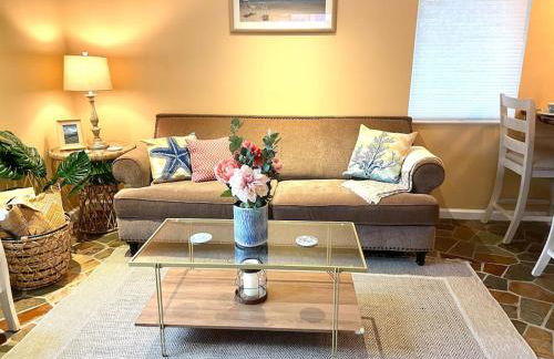 Beach gem! Hot Tub/EV/2bd/3.7mi beach/.5mi outlets - Foto 1